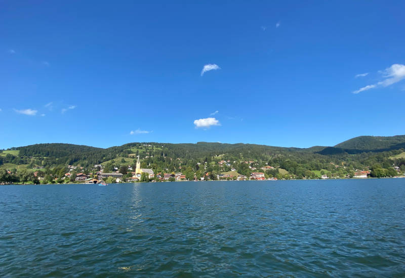 Blick vom See auf den Ort Schliersee mit Kirche und Häusern