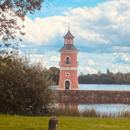 Jagdschloss und Leuchtturm im Schloßpark Moritzburg