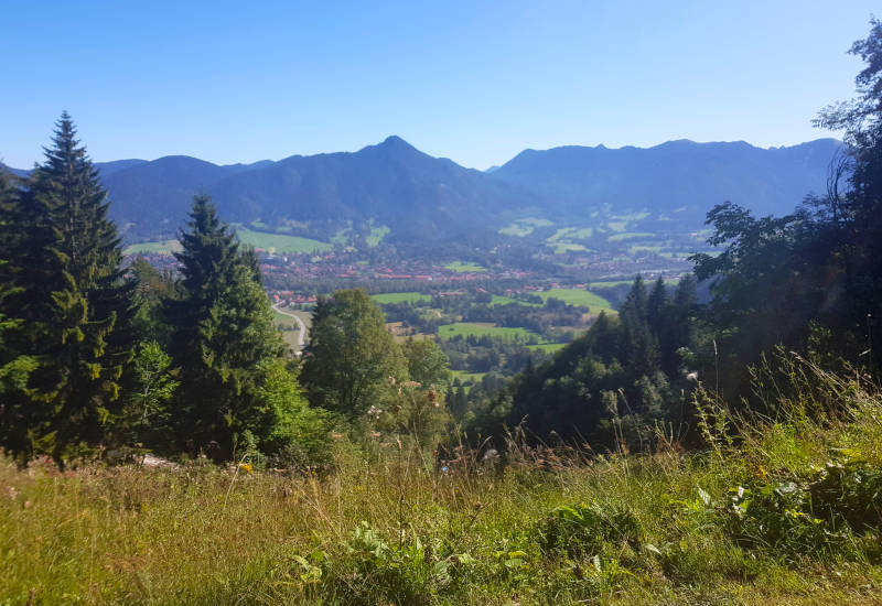 Berglandschaft mit grünen Wiesen und blauen Himmel.