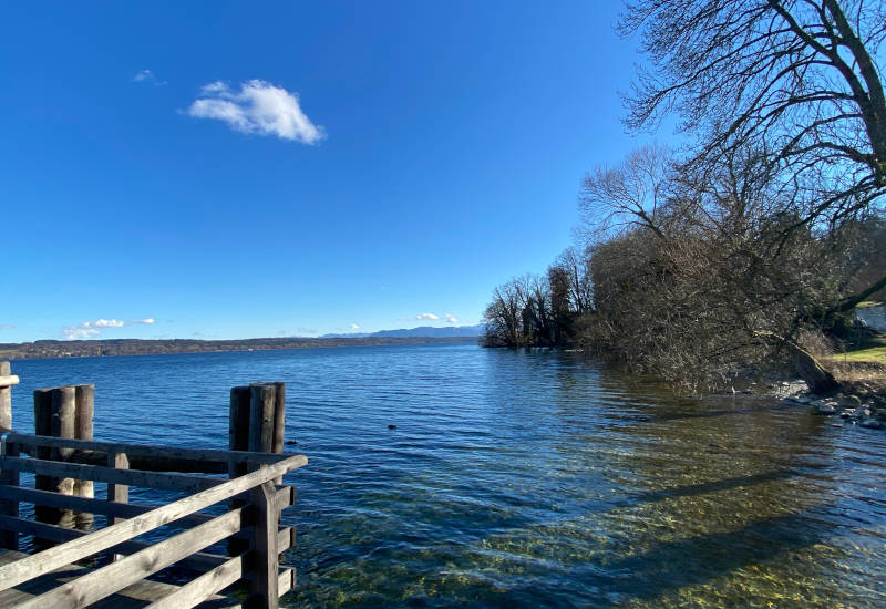 Blick auf einen ruhigen See unter blauem Himmel.