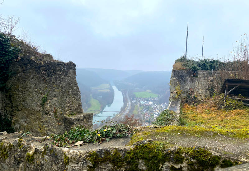 Ruinen mit Blick auf einen Fluss und eine Landschaft.